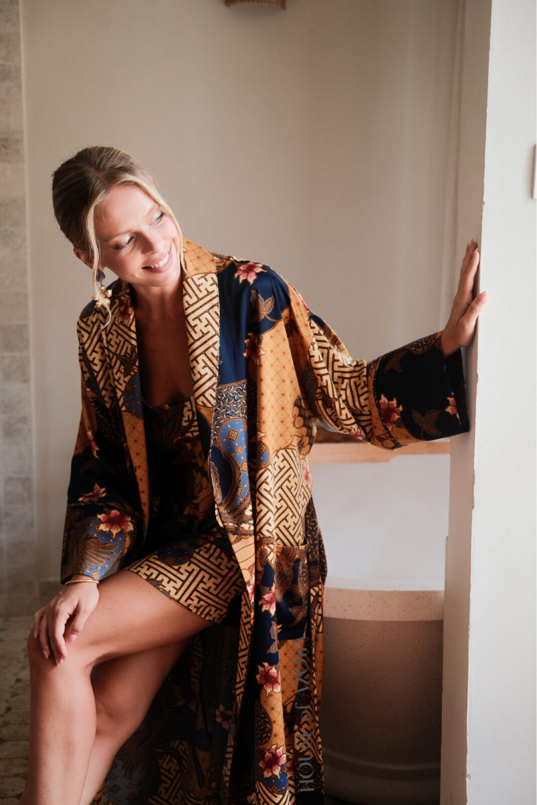 Long sleeve bathrobe in premium washable silk with pockets by House of Azoiia - Aya.