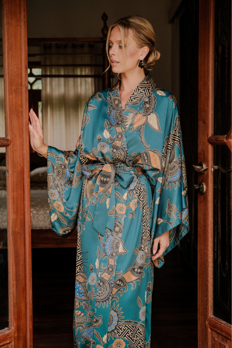 Samite House Robe White Short Bridal Robe In Velvet Effect Satin - HOUSE OF AZOiiA